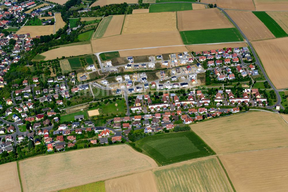 Luftbild Estenfeld - Wohngebiet einer Einfamilienhaus- Siedlung am Rande von landwirtschaftlichen Feldern in Estenfeld im Bundesland Bayern, Deutschland