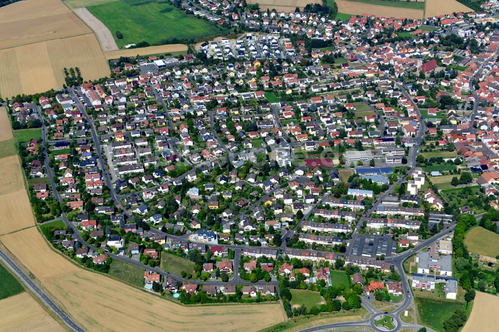 Luftaufnahme Estenfeld - Wohngebiet einer Einfamilienhaus- Siedlung am Rande von landwirtschaftlichen Feldern in Estenfeld im Bundesland Bayern, Deutschland
