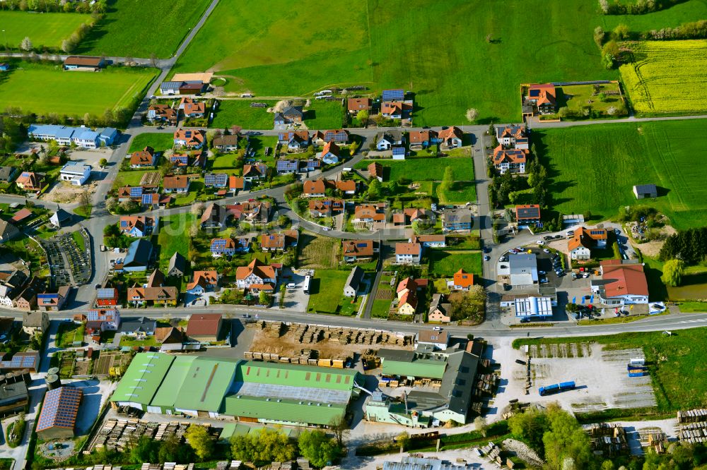 Geiselwind von oben - Wohngebiet einer Einfamilienhaus- Siedlung am Rande von landwirtschaftlichen Feldern in Geiselwind im Bundesland Bayern, Deutschland