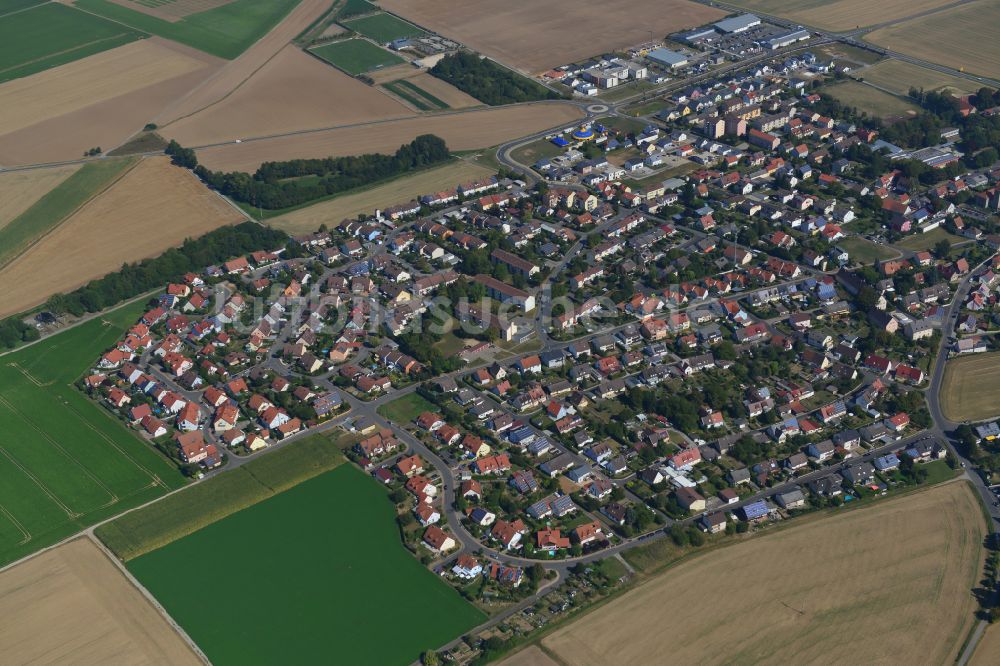 Luftbild Giebelstadt - Wohngebiet einer Einfamilienhaus- Siedlung am Rande von landwirtschaftlichen Feldern in Giebelstadt im Bundesland Bayern, Deutschland