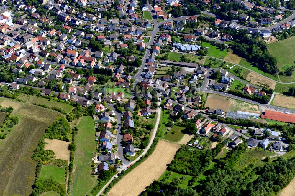 Luftaufnahme Güntersleben - Wohngebiet einer Einfamilienhaus- Siedlung am Rande von landwirtschaftlichen Feldern in Güntersleben im Bundesland Bayern, Deutschland