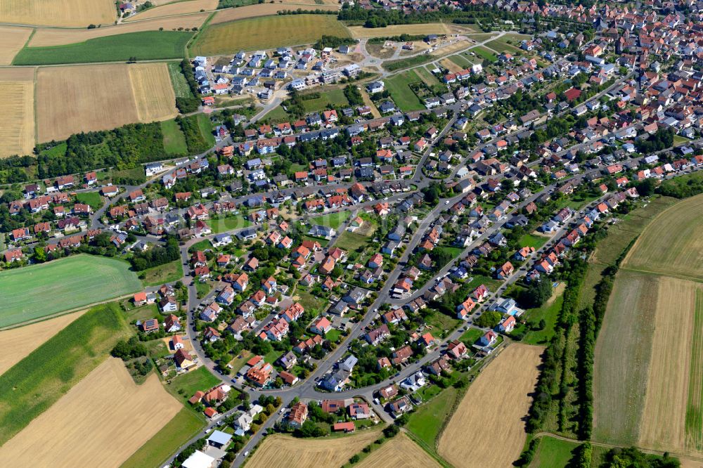 Güntersleben von oben - Wohngebiet einer Einfamilienhaus- Siedlung am Rande von landwirtschaftlichen Feldern in Güntersleben im Bundesland Bayern, Deutschland