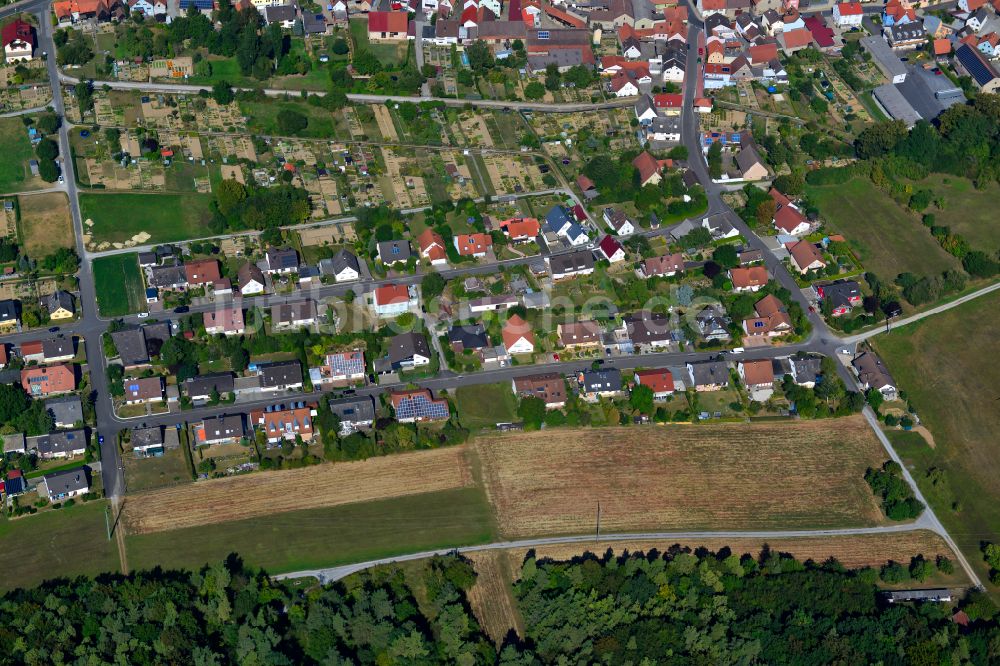 Luftaufnahme Greußenheim - Wohngebiet einer Einfamilienhaus- Siedlung am Rande von landwirtschaftlichen Feldern in Greußenheim im Bundesland Bayern, Deutschland