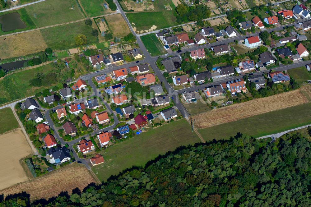 Greußenheim von oben - Wohngebiet einer Einfamilienhaus- Siedlung am Rande von landwirtschaftlichen Feldern in Greußenheim im Bundesland Bayern, Deutschland