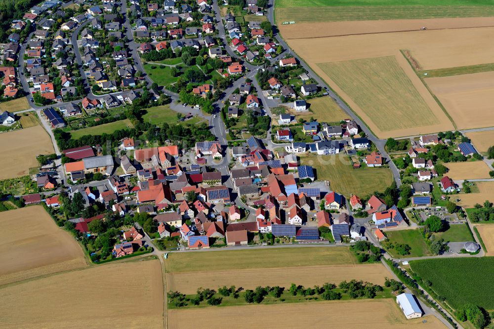 Hohestadt von oben - Wohngebiet einer Einfamilienhaus- Siedlung am Rande von landwirtschaftlichen Feldern in Hohestadt im Bundesland Bayern, Deutschland