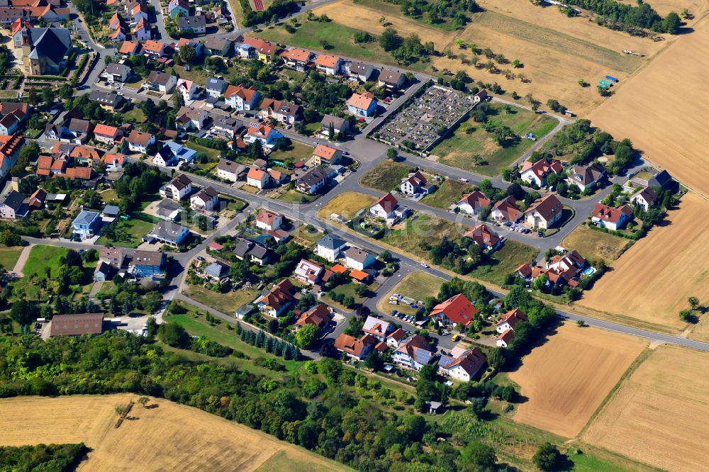 Luftaufnahme Holzkirchhausen - Wohngebiet einer Einfamilienhaus- Siedlung am Rande von landwirtschaftlichen Feldern in Holzkirchhausen im Bundesland Bayern, Deutschland
