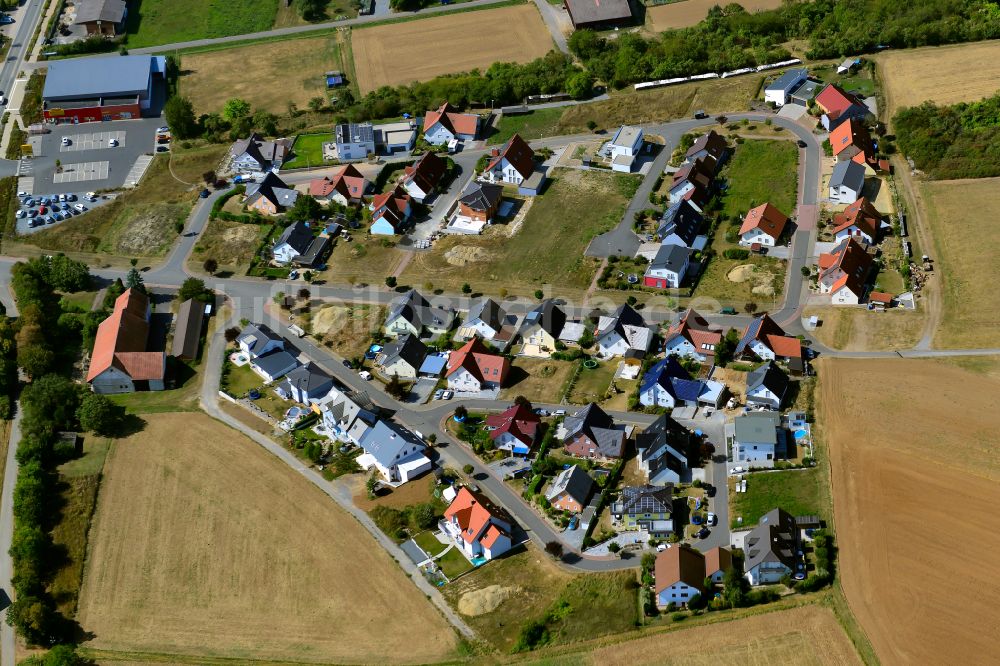 Holzkirchhausen von oben - Wohngebiet einer Einfamilienhaus- Siedlung am Rande von landwirtschaftlichen Feldern in Holzkirchhausen im Bundesland Bayern, Deutschland