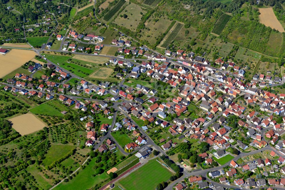 Leinach von oben - Wohngebiet einer Einfamilienhaus- Siedlung am Rande von landwirtschaftlichen Feldern in Leinach im Bundesland Bayern, Deutschland