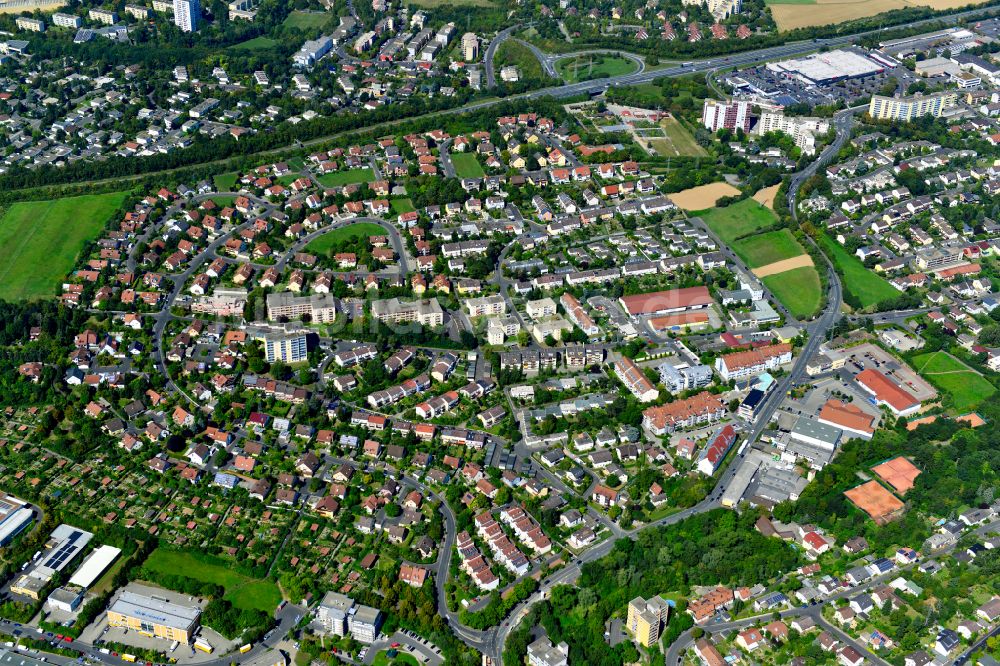 Lengfeld aus der Vogelperspektive: Wohngebiet einer Einfamilienhaus- Siedlung am Rande von landwirtschaftlichen Feldern in Lengfeld im Bundesland Bayern, Deutschland