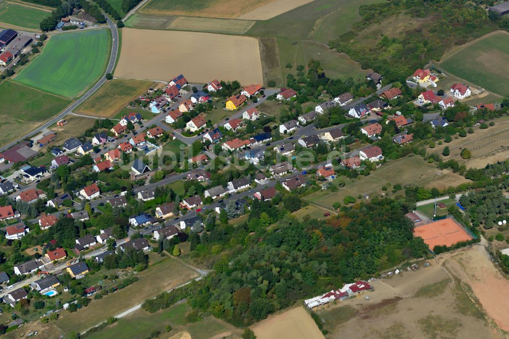 Remlingen aus der Vogelperspektive: Wohngebiet einer Einfamilienhaus- Siedlung am Rande von landwirtschaftlichen Feldern in Remlingen im Bundesland Bayern, Deutschland