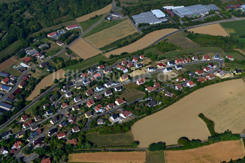 Luftaufnahme Röttingen - Wohngebiet einer Einfamilienhaus- Siedlung am Rande von landwirtschaftlichen Feldern in Röttingen im Bundesland Bayern, Deutschland