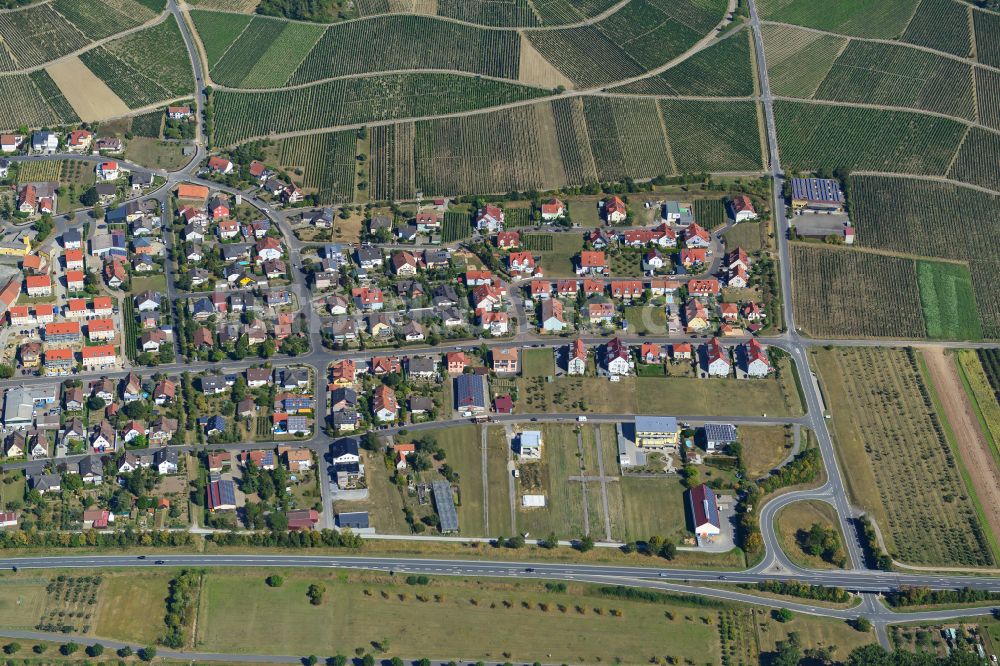 Luftaufnahme Sommerhausen - Wohngebiet einer Einfamilienhaus- Siedlung am Rande von landwirtschaftlichen Feldern in Sommerhausen im Bundesland Bayern, Deutschland
