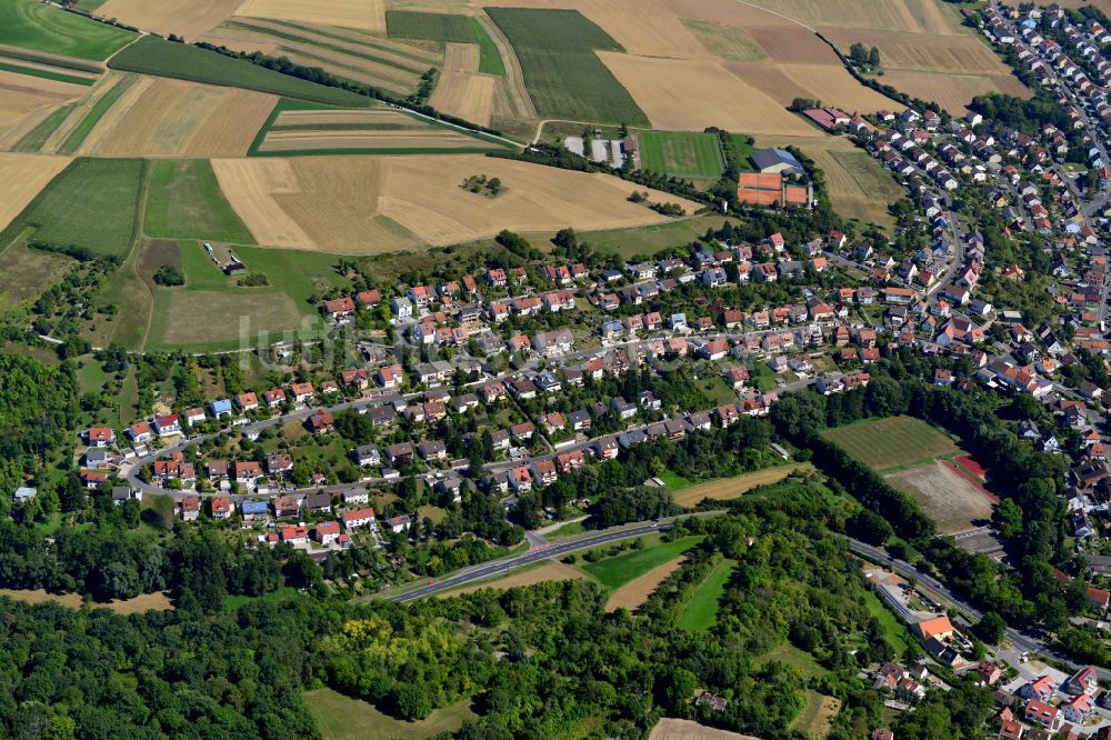 Versbach aus der Vogelperspektive: Wohngebiet einer Einfamilienhaus- Siedlung am Rande von landwirtschaftlichen Feldern in Versbach im Bundesland Bayern, Deutschland