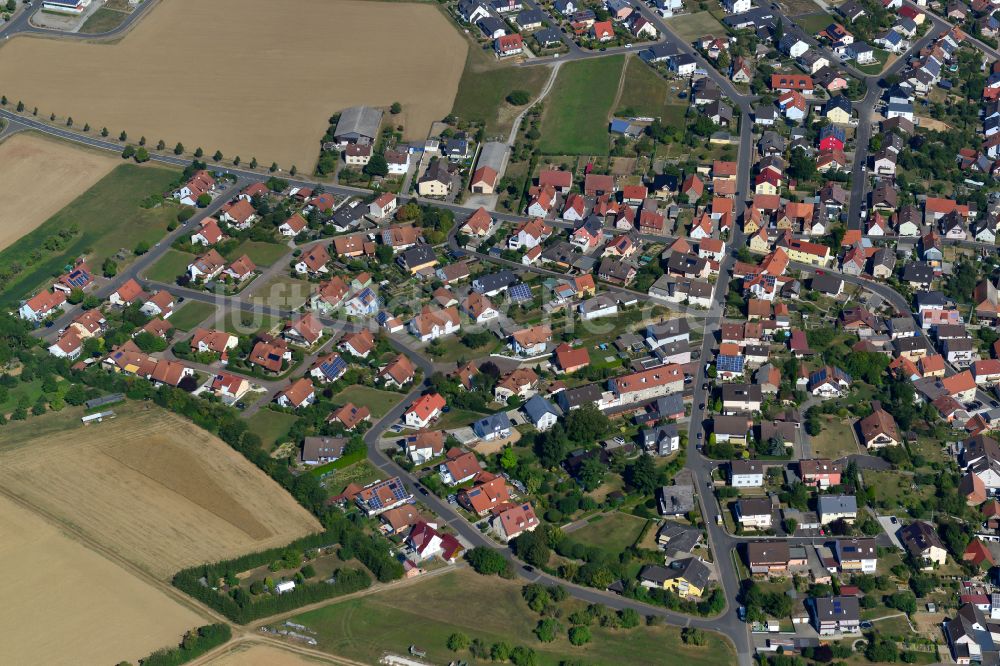 Luftaufnahme Waldbrunn - Wohngebiet einer Einfamilienhaus- Siedlung am Rande von landwirtschaftlichen Feldern in Waldbrunn im Bundesland Bayern, Deutschland