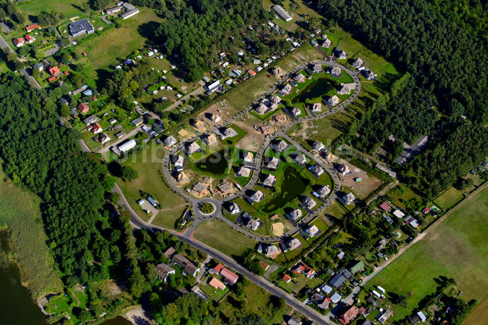 Luftbild Zingst - Wohngebiet einer Einfamilienhaus- Siedlung am Rande von landwirtschaftlichen Feldern in Zingst im Bundesland Mecklenburg-Vorpommern, Deutschland