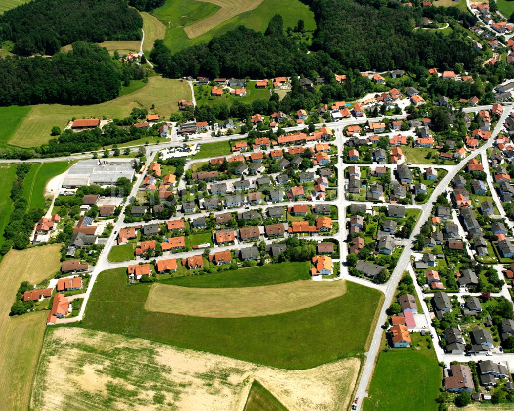 Reischach aus der Vogelperspektive: Wohngebiet einer Einfamilienhaus- Siedlung in Reischach im Bundesland Bayern, Deutschland