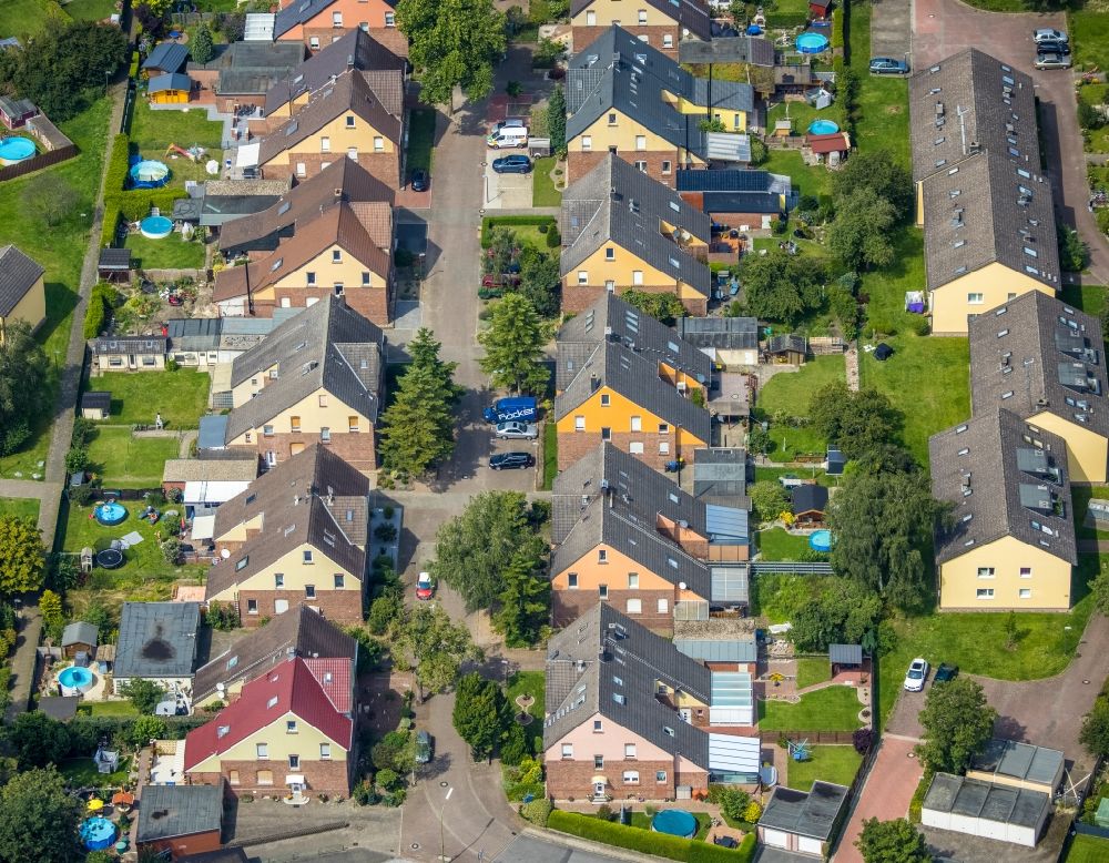 Luftaufnahme Rünthe - Wohngebiet einer Einfamilienhaus- Siedlung in Rünthe im Bundesland Nordrhein-Westfalen, Deutschland