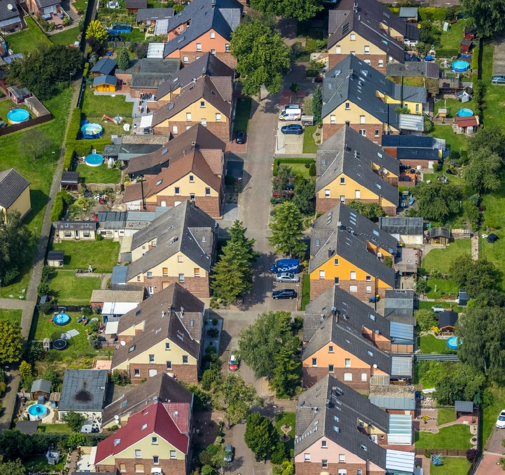 Luftaufnahme Rünthe - Wohngebiet einer Einfamilienhaus- Siedlung in Rünthe im Bundesland Nordrhein-Westfalen, Deutschland