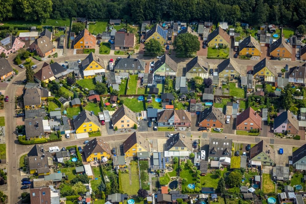 Rünthe von oben - Wohngebiet einer Einfamilienhaus- Siedlung in Rünthe im Bundesland Nordrhein-Westfalen, Deutschland