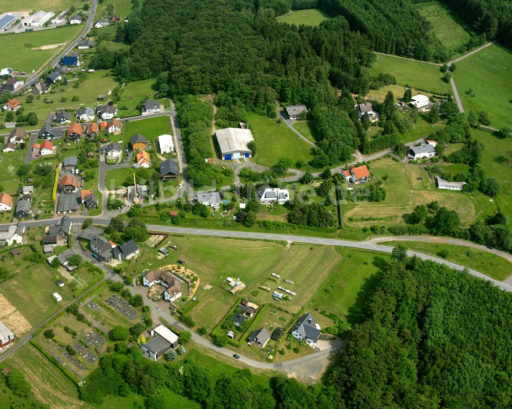 Roth von oben - Wohngebiet einer Einfamilienhaus- Siedlung in Roth im Bundesland Hessen, Deutschland