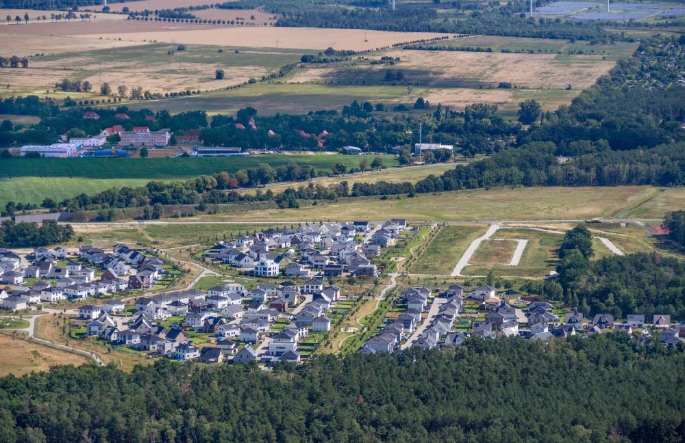 Luftbild Ludwigsfelde - Wohngebiet einer Einfamilienhaus- Siedlung Rousseau Park am Sartrering in Ludwigsfelde im Bundesland Brandenburg, Deutschland