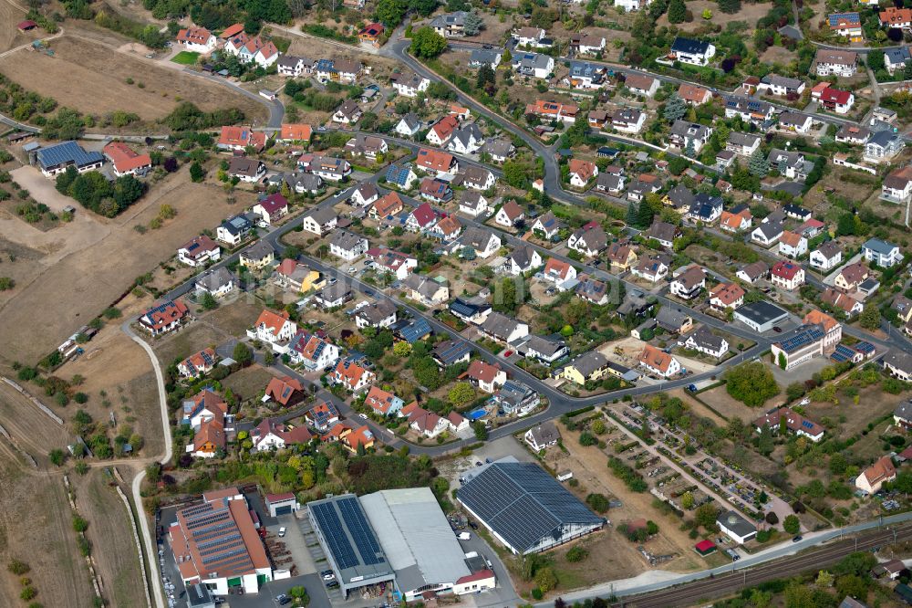 Sackenbach aus der Vogelperspektive: Wohngebiet einer Einfamilienhaus- Siedlung in Sackenbach im Bundesland Bayern, Deutschland