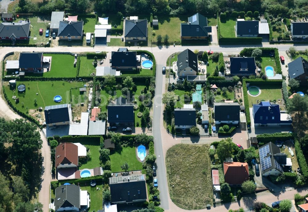 Luftbild Schönwalde-Glien - Wohngebiet einer Einfamilienhaus- Siedlung in Schönwalde-Glien im Bundesland Brandenburg