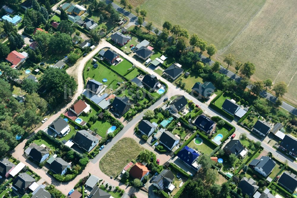 Luftaufnahme Schönwalde-Glien - Wohngebiet einer Einfamilienhaus- Siedlung in Schönwalde-Glien im Bundesland Brandenburg