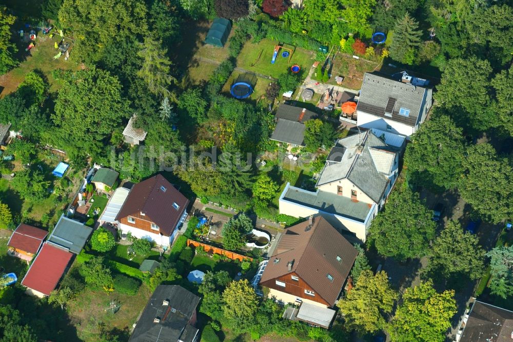 Luftaufnahme Berlin - Wohngebiet einer Einfamilienhaus- Siedlung Seestraße Ecke Hultschiner Damm im Ortsteil Mahlsdorf in Berlin, Deutschland