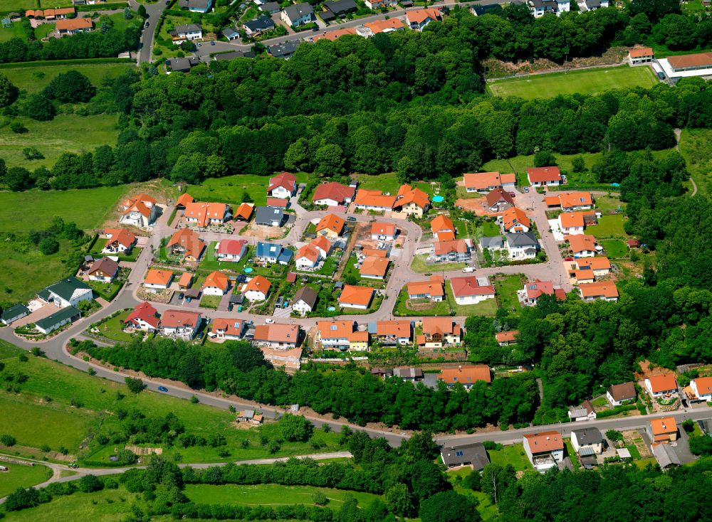 Sippersfeld aus der Vogelperspektive: Wohngebiet einer Einfamilienhaus- Siedlung in Sippersfeld im Bundesland Rheinland-Pfalz, Deutschland