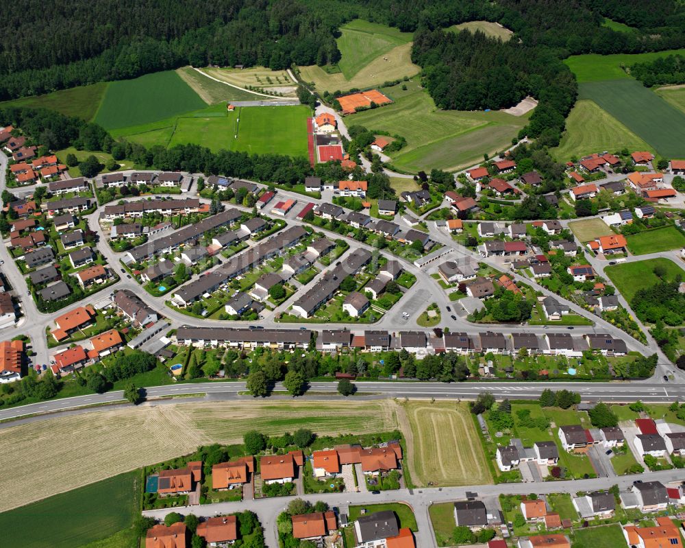 Teising aus der Vogelperspektive: Wohngebiet einer Einfamilienhaus- Siedlung in Teising im Bundesland Bayern, Deutschland