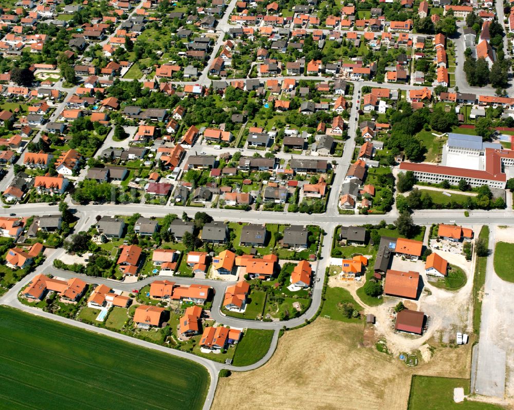 Töging am Inn von oben - Wohngebiet einer Einfamilienhaus- Siedlung in Töging am Inn im Bundesland Bayern, Deutschland