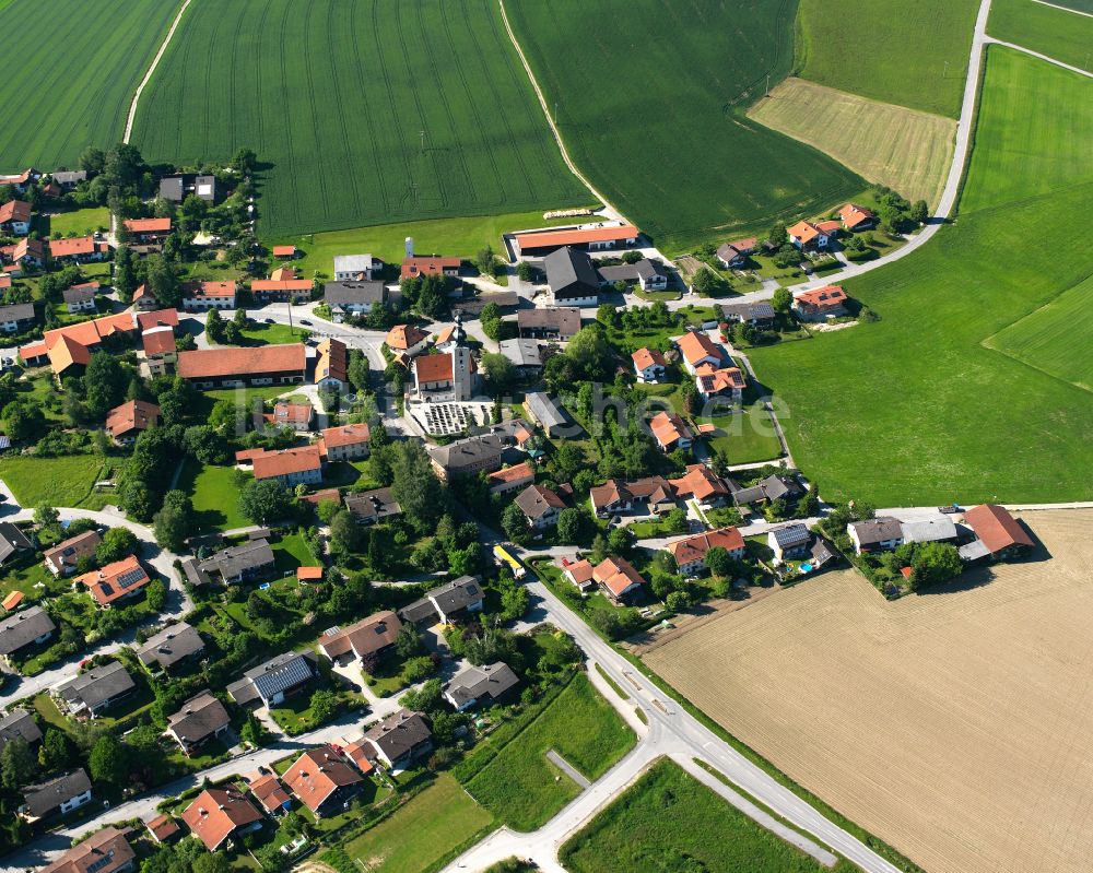 Tyrlaching aus der Vogelperspektive: Wohngebiet einer Einfamilienhaus- Siedlung in Tyrlaching im Bundesland Bayern, Deutschland