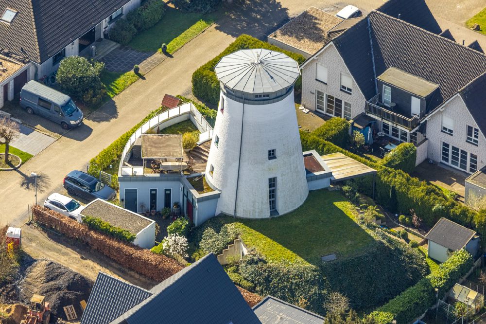 Luftbild Wesel - Wohngebiet einer Einfamilienhaus- Siedlung mit einer umgebauten Windmühle zu einem Einfamilienhaus in Wesel im Bundesland Nordrhein-Westfalen