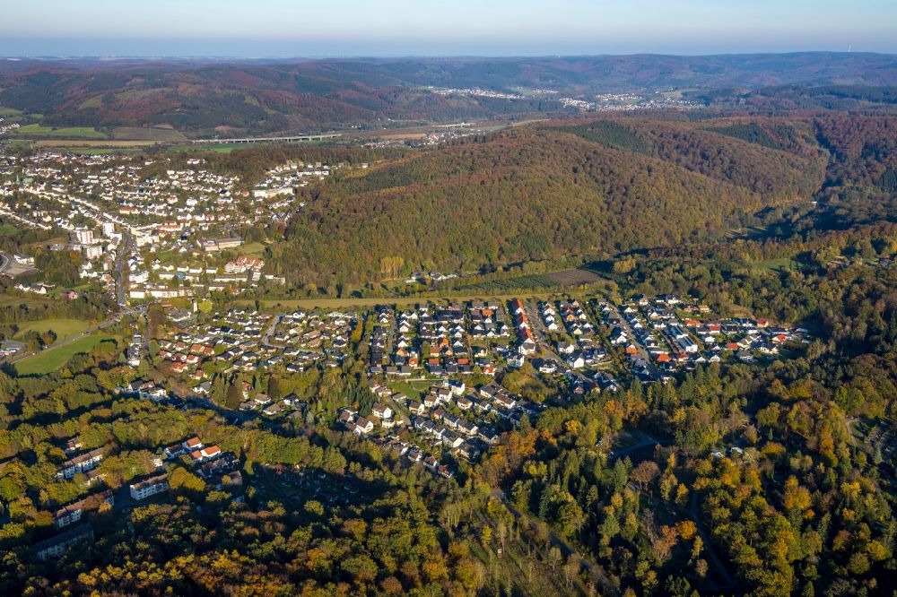 Luftbild Arnsberg - Wohngebiet einer Einfamilienhaus- Siedlung umgeben von Wald in Arnsberg im Bundesland Nordrhein-Westfalen, Deutschland