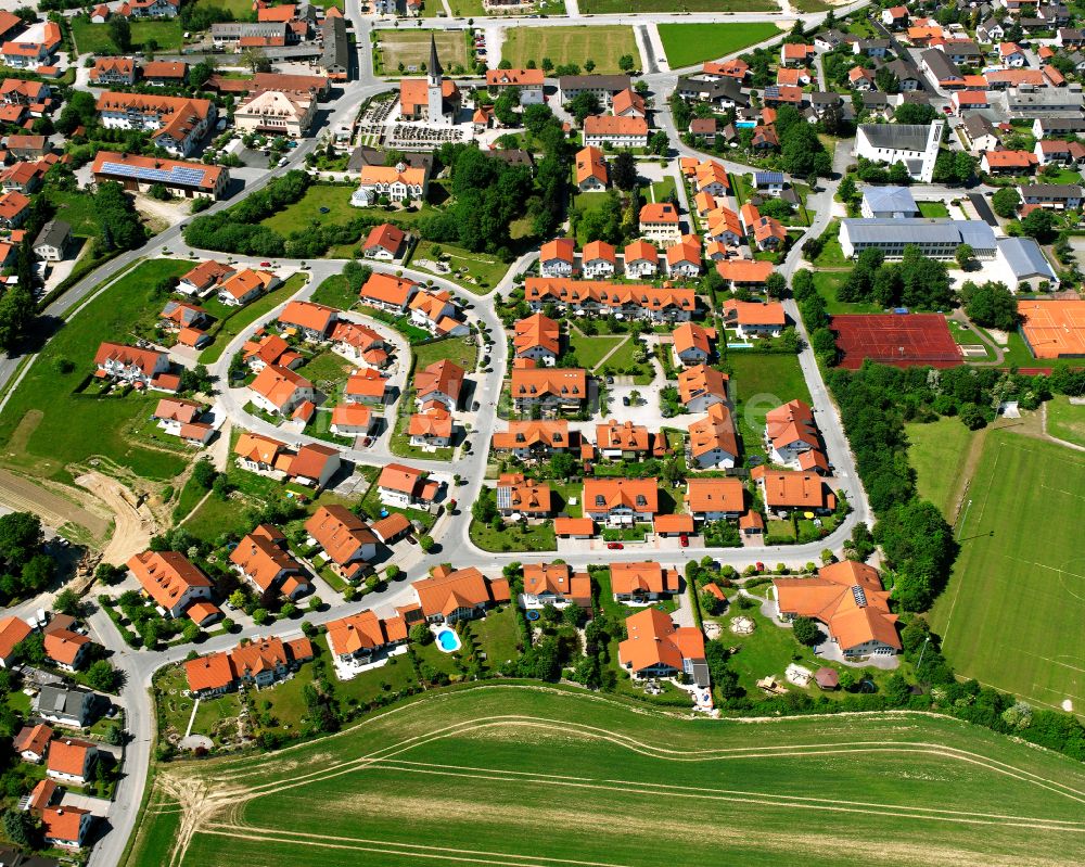 Unterneukirchen von oben - Wohngebiet einer Einfamilienhaus- Siedlung in Unterneukirchen im Bundesland Bayern, Deutschland