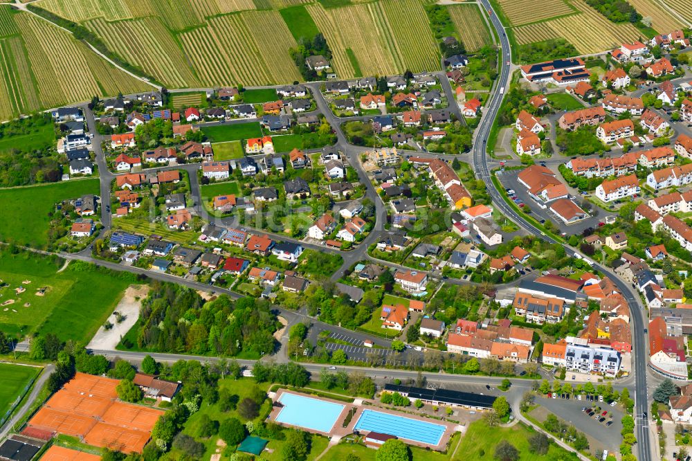 Volkach aus der Vogelperspektive: Wohngebiet einer Einfamilienhaus- Siedlung in Volkach im Bundesland Bayern, Deutschland