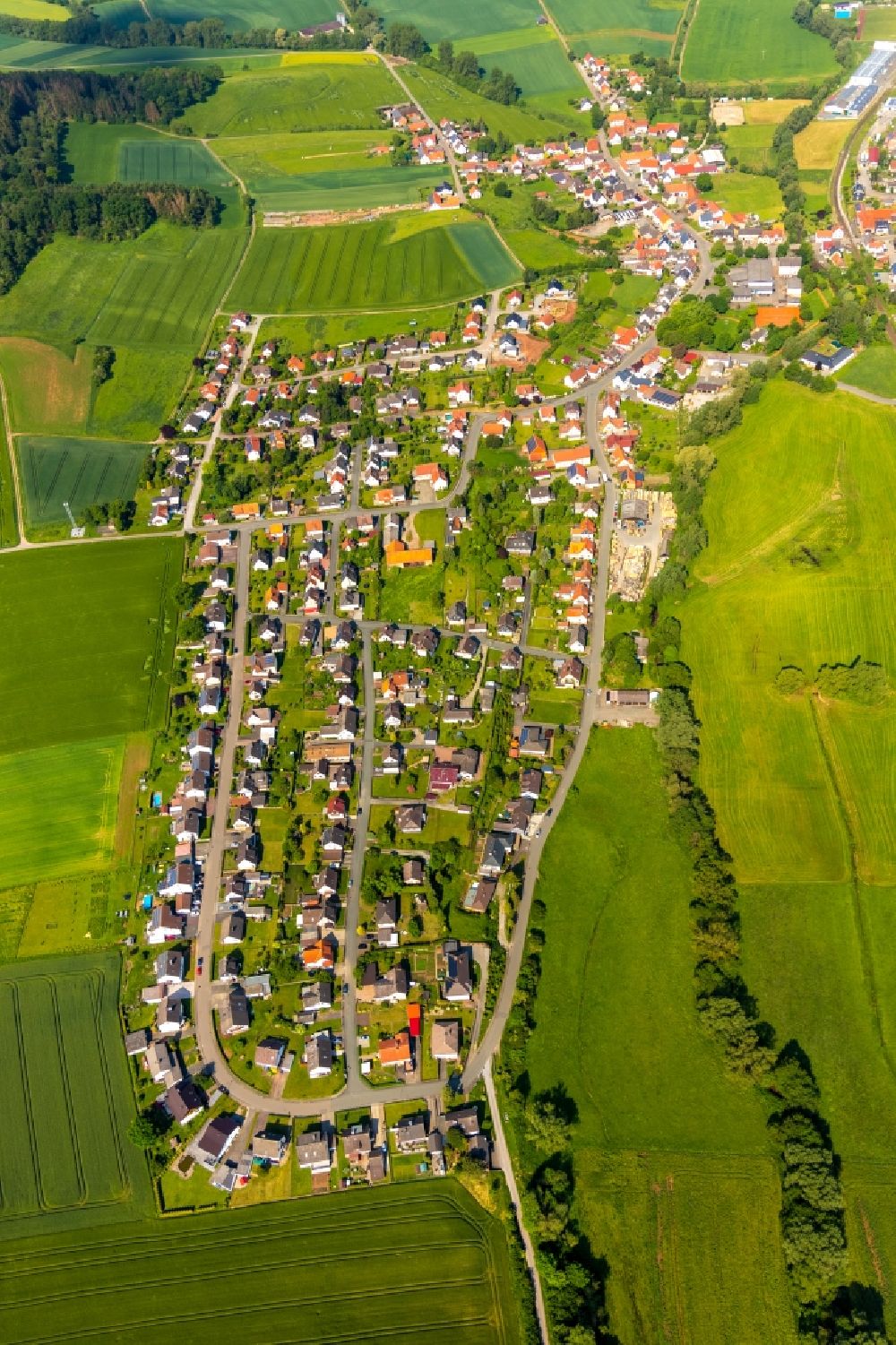 Twiste von oben - Wohngebiet einer Einfamilienhaus- Siedlung am Wieselhof - Auf dem Lohne in Twiste im Bundesland Hessen, Deutschland