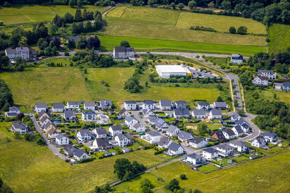 Luftbild Arnsberg - Wohngebiet einer Einfamilienhaus- Siedlung am Wiggenscheid - Scheidsiepen in Arnsberg im Bundesland Nordrhein-Westfalen, Deutschland