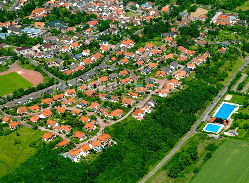 Winnweiler von oben - Wohngebiet einer Einfamilienhaus- Siedlung in Winnweiler im Bundesland Rheinland-Pfalz, Deutschland