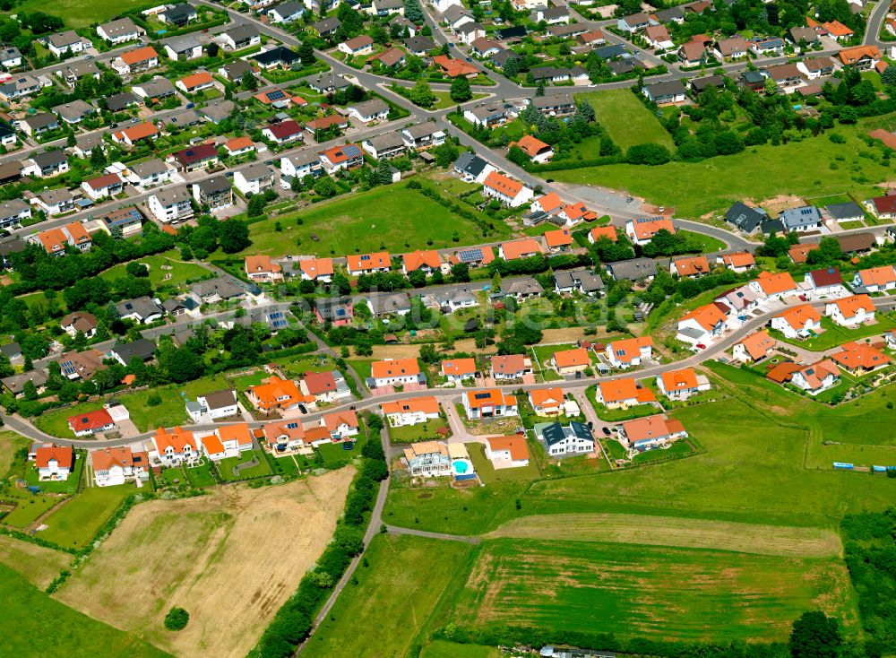 Winnweiler aus der Vogelperspektive: Wohngebiet einer Einfamilienhaus- Siedlung in Winnweiler im Bundesland Rheinland-Pfalz, Deutschland