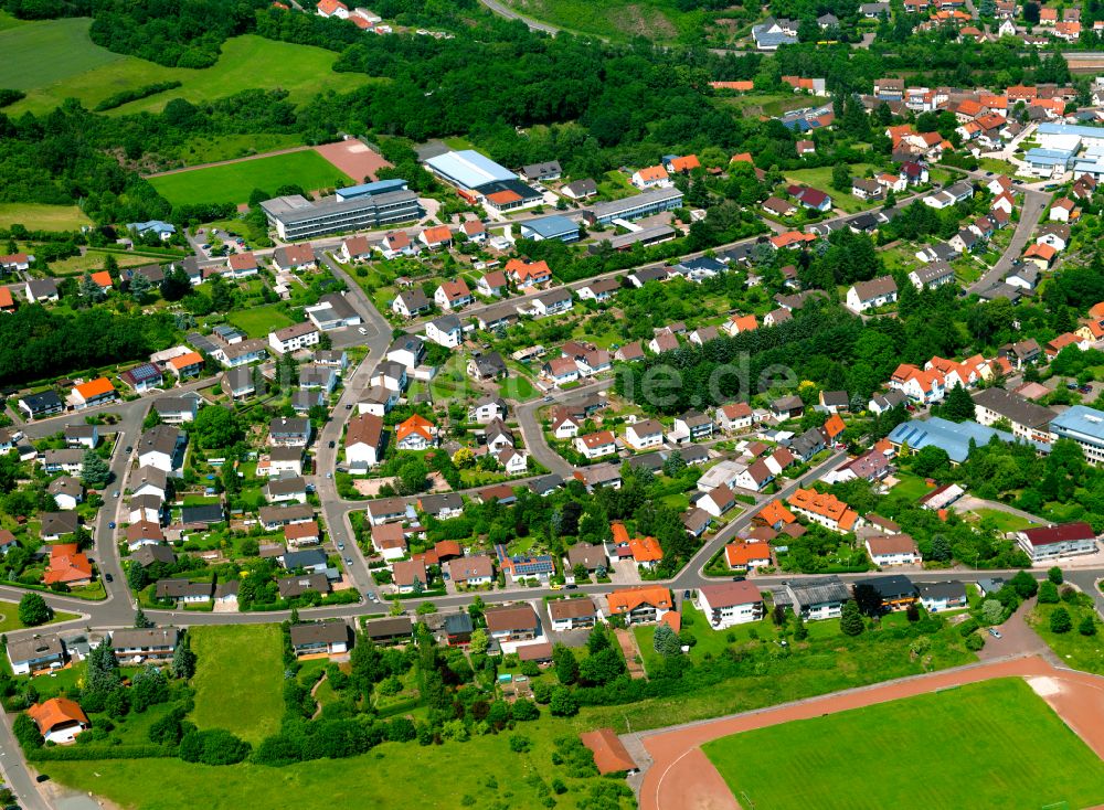 Winnweiler aus der Vogelperspektive: Wohngebiet einer Einfamilienhaus- Siedlung in Winnweiler im Bundesland Rheinland-Pfalz, Deutschland