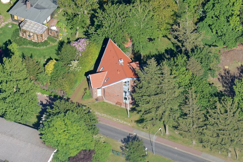 Luftaufnahme Wyk auf Föhr - Wohngebiet einer Einfamilienhaus- Siedlung in Wyk auf Föhr im Bundesland Schleswig-Holstein