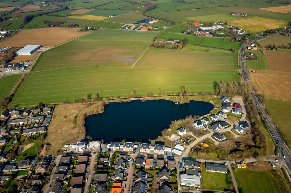 Luftaufnahme Rees - Wohngebiet einer Einfamilienhaus- Wohn- Siedlung Am See in Rees im Bundesland Nordrhein-Westfalen