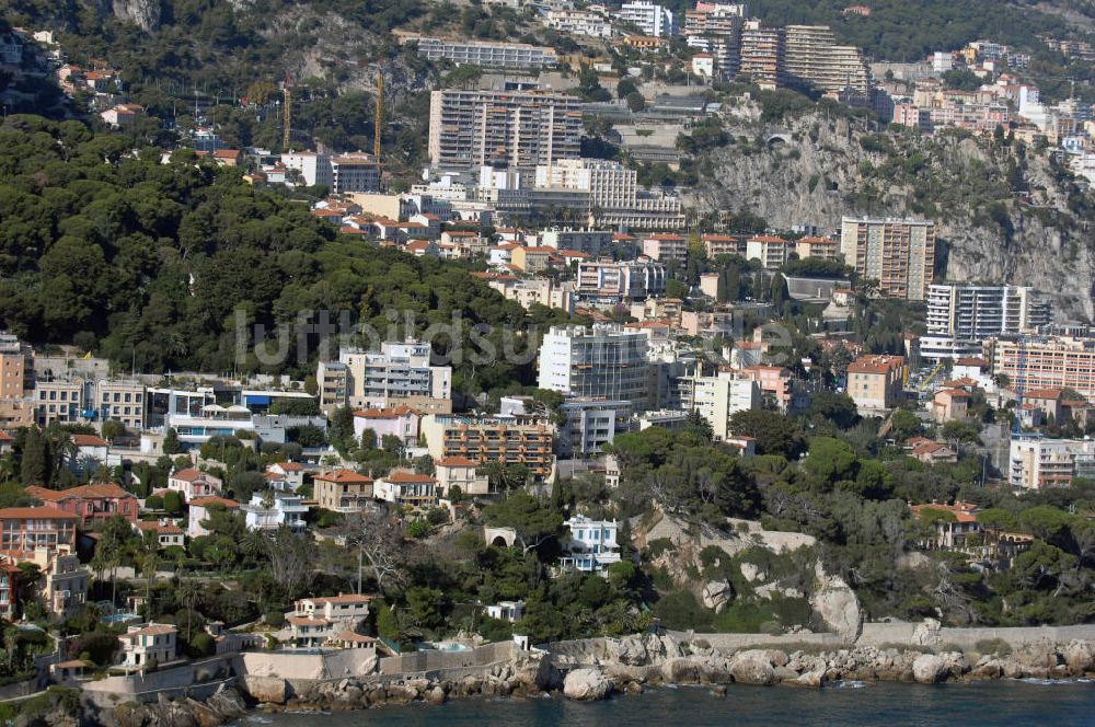 Cap-d' Ail von oben - Wohngebiet entlang der Avenue des Douaniers in Cap-d' Ail und der Stadtteil Fontvieille von Monaco