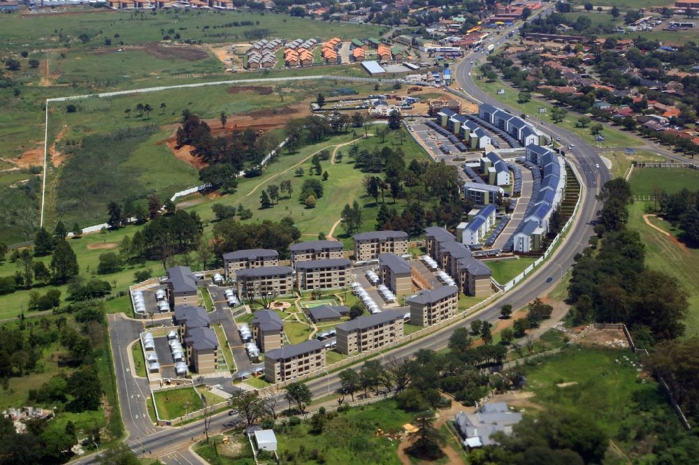 Luftbild Boksburg - Wohngebiet einer exklusiven Mehrfamilienhaussiedlung auf dem Golfgelände der East Rand Pty Mines in Boksburg in Gauteng, Südafrika