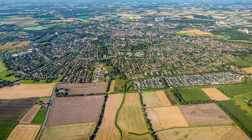 Beckum aus der Vogelperspektive: Wohngebiet am Feldrand in Beckum im Bundesland Nordrhein-Westfalen, Deutschland