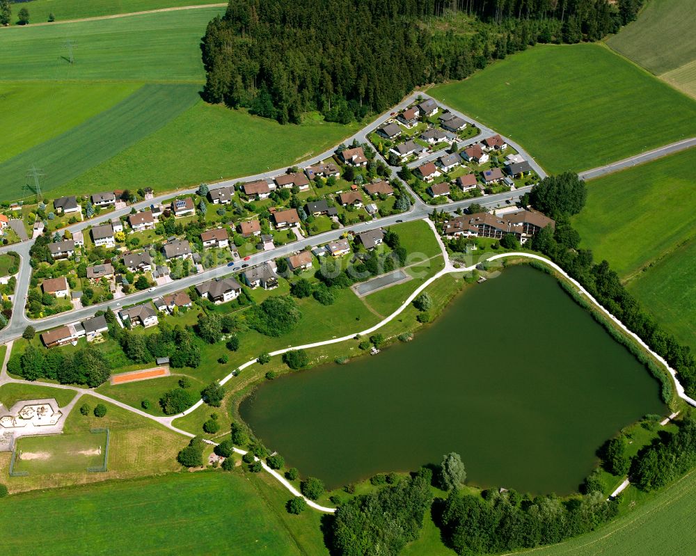 Straas aus der Vogelperspektive: Wohngebiet am Feldrand in Straas im Bundesland Bayern, Deutschland
