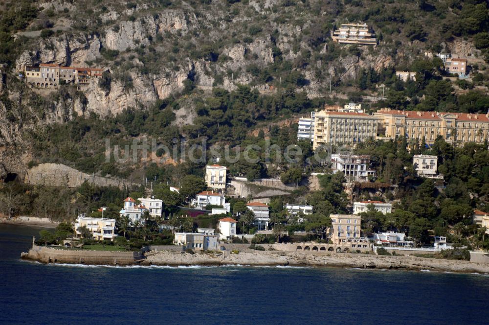 Cap-d' Ail von oben - Wohngebiet an der felsigen Küste und der Avenue Raymond Gramaglia in Cap-d' Ail