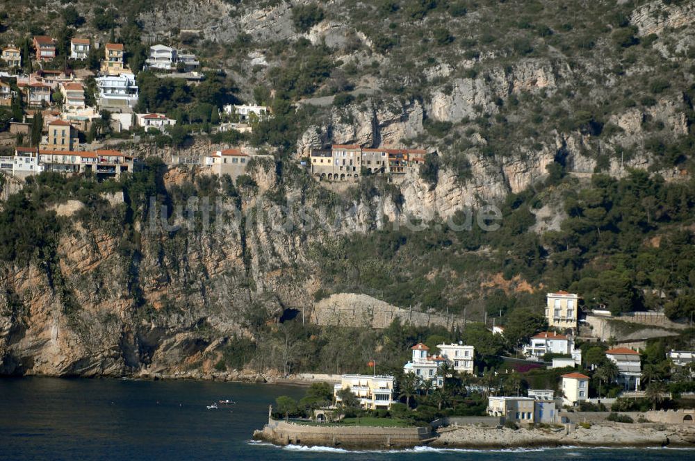 Cap-d' Ail aus der Vogelperspektive: Wohngebiet an der felsigen Küste und der Avenue Raymond Gramaglia in Cap-d' Ail